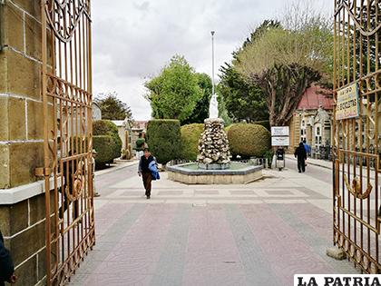 Varias prohibiciones se establecieron para la festividad de Todos Santos en el cementerio /LA PATRIA
