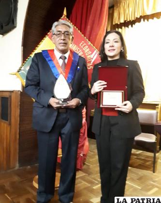Cinthia Morejón con el reconocimiento otorgado por la celebración de los LXXX años de la Fcefa/CORTESÍA CINTHIA MOREJ?N