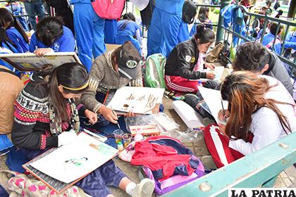 Estudiantes fortalecen su creatividad en concurso de pintura / LA PATRIA