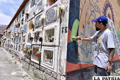 Artistas plasman su talento en los muros de los nichos /LA-RAZON.COM