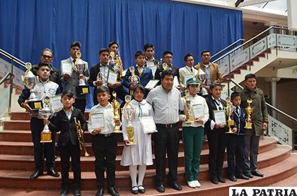 Los ganadores posaron junto a los premios recibidos en el acto /LA PATRIA /Johan Romero
