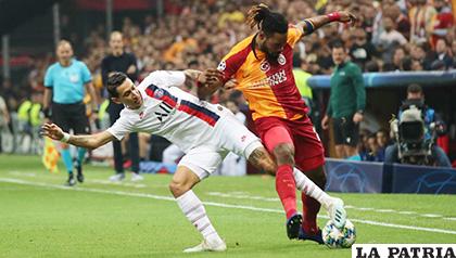 Di María intenta tener el balón, PSG venció de visita al Galatasaray /mundodeportivo.com