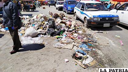 A diez días del corte de servicio de EMAO la basura se sigue acumulando en el mercado Kantuta /LA PATRIA /ARCHIVO