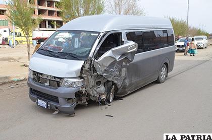 El minibús impactado por el automóvil /LA PATRIA