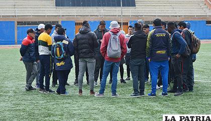 Los jugadores reunidos antes de conversar con los dirigentes 
/ALEX ZAMBRANA /LA PATRIA