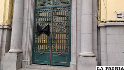 La puerta de la Alcaldía tenía un crespón negro por la muerte del funcionario /LA PATRIA /Archivo