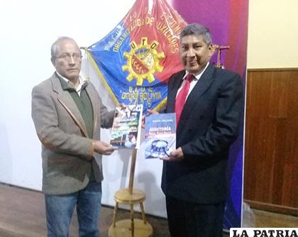 Villca entregó los libros al decano de la Facultad de Economía, Niver Montes /LA PATRIA