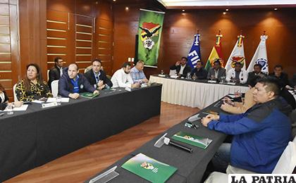 Los directivos de los diferentes clubes durante la reunión realizada ayer /APG