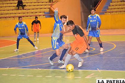 Ronalt Crescencio intenta arrebatarle el balón a Freddy Medrano /REYNALDO BELLOTA /LA PATRIA