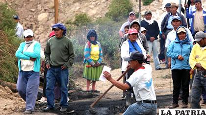 Indígenas y campesinos bloquean un camino mientras protestan contra las políticas económicas del gobierno de Moreno /AFP