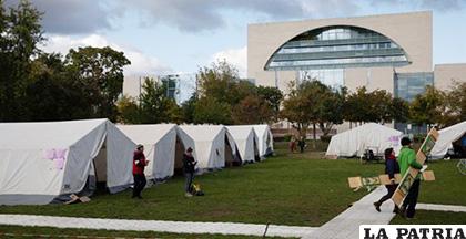 Tiendas de acampada de la protesta climática enfrente del puesto de Merkel /publico.es