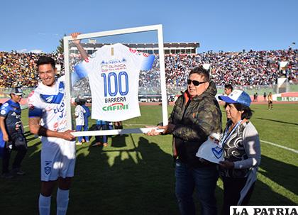 Marco Barrera recibe el galardón por el partido 100 con el 