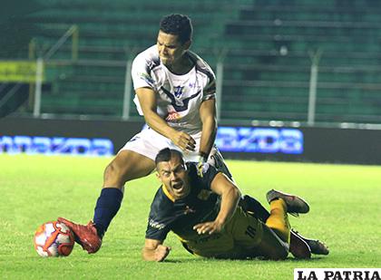 El partido se jugó con mucho roce /APG