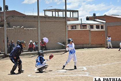 Una acción del partido final jugado entre Oruro y Cochabamba /Reynaldo Bellota /LA PATRIA