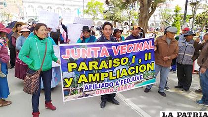 Los vecinos de la junta Paraíso 1 y 2 marcharon con carteles exigiendo que se apruebe la ley de Transporte /LA PATRIA