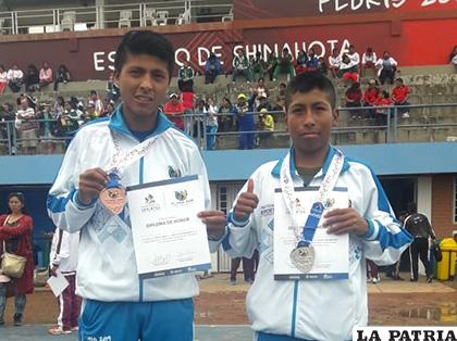 Calle y Tito con las medallas que lograron en atletismo /Cortesía Roberto Canaviri /ARCHIVO
