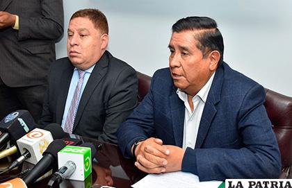 César Salinas junto a su abogado Guery Abuday /APG