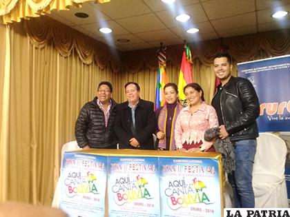 Los cinco jurados calificadores del festival ¡Aquí?Canta Bolivia! /LA PATRIA
