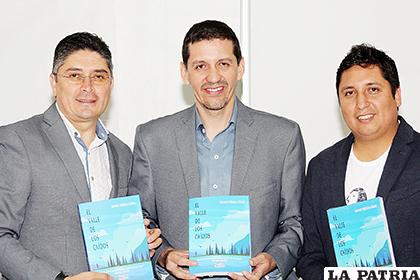 Ronnie Piérola (centro) presentó su nuevo libro en Cochabamba /Kipus