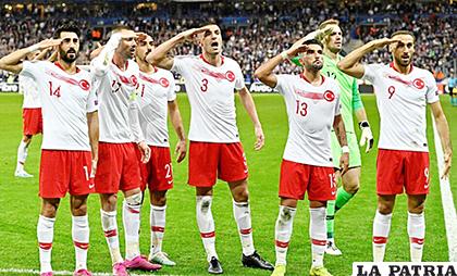 Jugadores de la selección de Turquía con el saludo militar 
/elcomercio.pe