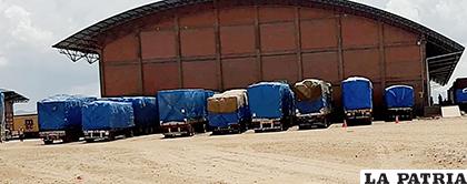 Los 15 camiones retenidos por la Aduana /LA PATRIA