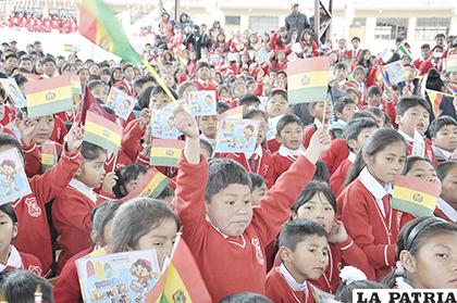 59.241 estudiantes de primaria se beneficiarán con los 200 bolivianos /LA PATRIA /ARCHIVO