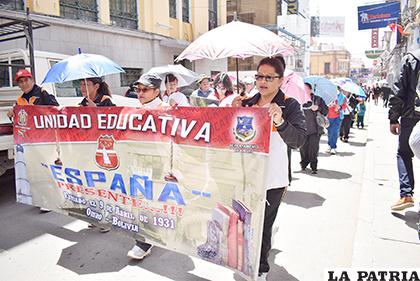 Bastantes maestros participaron de la marcha de protesta /LA PATRIA
