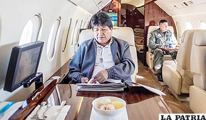 El presidente Morales durante uno de sus vuelos en el avión estatal / Erbol