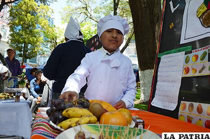 Estudiantes del Comibol mostraron los beneficios de los alimentos /Johan Romero /LA PATRIA
