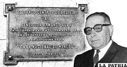 Armando Alba con la plaqueta que le dedicó el Banco Central de Bolivia, Casa de Moneda 
/Archivo y Biblioteca Armando Alba