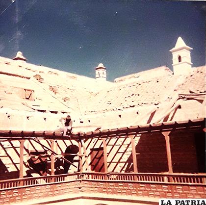 Cambio de cubiertas en los techos de la Casa de Moneda 
/Archivo y Biblioteca Armando Alba
