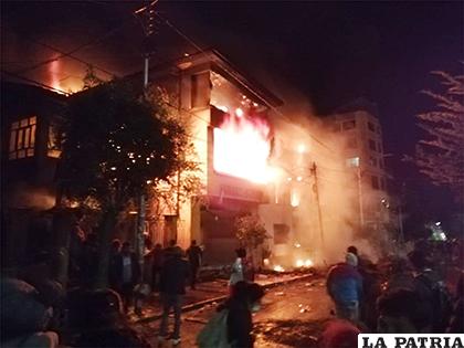 El edificio del TED de Potosí fue incendiado /APG
