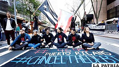 Un grupo de manifestantes de la comunidad puertorriqueña y otras organizaciones bloquean la calle /EFE
