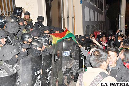 Fuerte resguardo policial en la puerta del Tribunal Electoral Departamental de Oruro