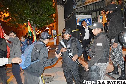 Uno de los manifestantes intenta dialogar con los efectivos policiales
