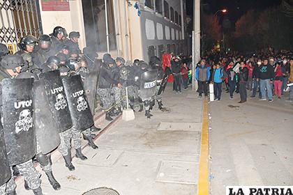 Policías antimotines resguardan el edificio del Tribunal Electoral
