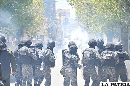 Los efectivos policiales de la UTOP durante la intervención /LA PATRIA
