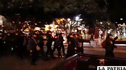 Policías marcharon con pañuelos blancos durante las protestas en inmediaciones del TED /ANF
