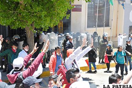 Universitarios y policías se enfrentaron /LA PATRIA