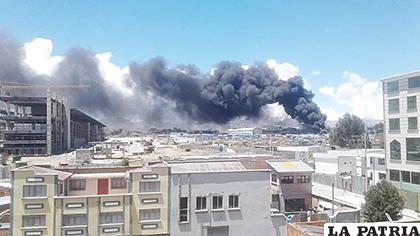 El incendio se suscitó en un depósito de la Aduana de El Alto /INTERNET

