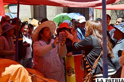 Momentos tensos entre comerciantes de la Súper Feria /LA PATRIA
