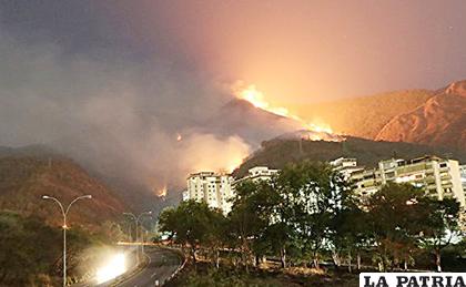 Bomberos lograron controlar un incendio de magnitud en ciudad turística de Brasil