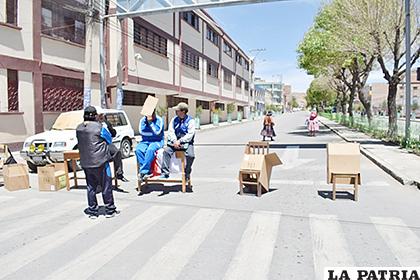 Bloqueo en calles adyacentes al colegio 
