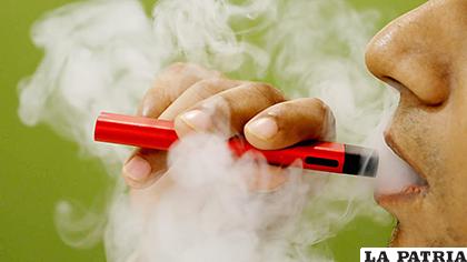 Un estudio encuentra que las lesiones asociadas al uso del cigarrillo electrónico, que han causado la muerte a al menos 12 personas, pueden deberse al humo tóxico del líquido /Reuters