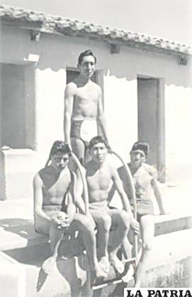 Don Ricardo Vizcarra Escóbar (Parado) en la década de 1960. Un hijo ejemplar y digna personalidad de Oruro. Formó muchas generaciones de nadadores con buenos valores /LA PATRIA
