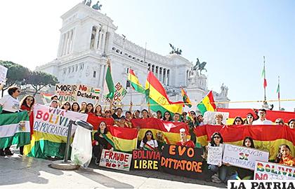 Bolivianos en una de las plazas más concurridas de Roma /erbol.com.bo
