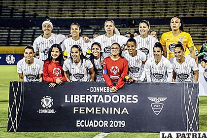 Celebra el plantel de jugadoras de Corinthians por la obtención del título de Copa Libertadores femenina /studiofutbol.com