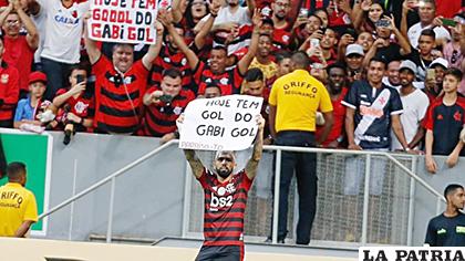 Gabriel Barbosa ´Gabigol´ celebra el gol con un cartel que dice 