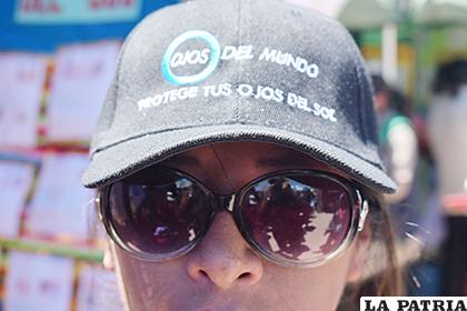 Recomiendan usar sombreros o gorras y lentes para proteger los ojos del sol /LA PATRIA
