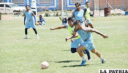 Marquinho disputa el balón con Kevin Fernández durante el entrenamiento de ayer /Reynaldo Bellota /LA PATRIA
